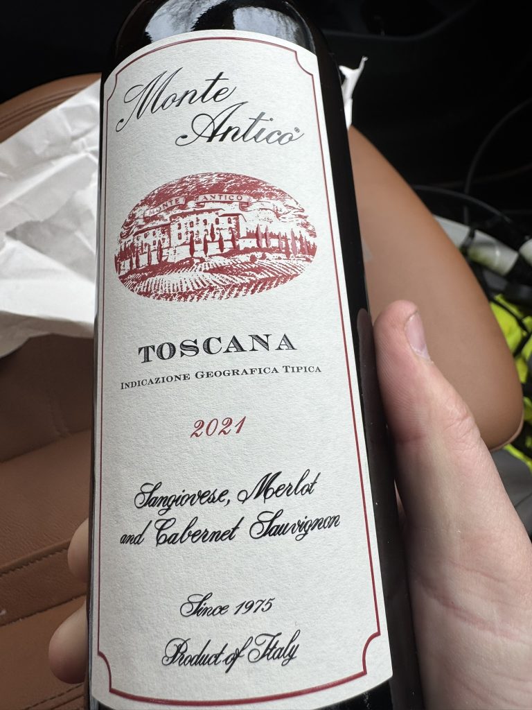 A review of Monte Antico Toscana 2021, a light and surprisingly Gamay-like Tuscan blend with red fruit, herbal notes and fresh acidity.